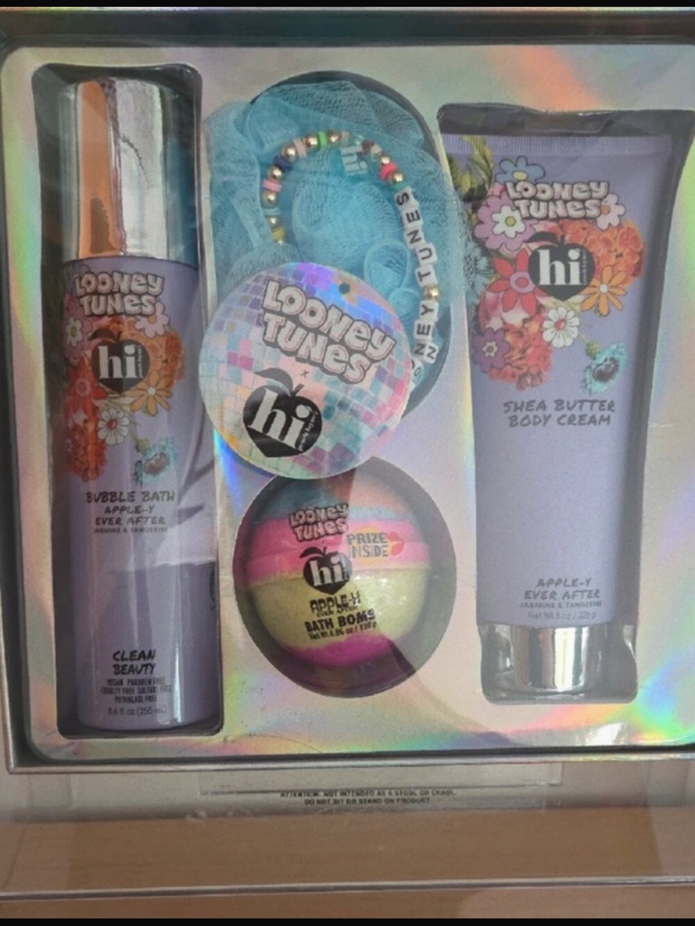 Looney Tunes x hi! Suds + Soak Bath & Body Gift Set – NEW - Picture 2 of 5